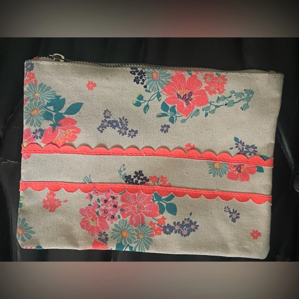 Floral Canvas Clutch with Zipper - Picture 3 of 7